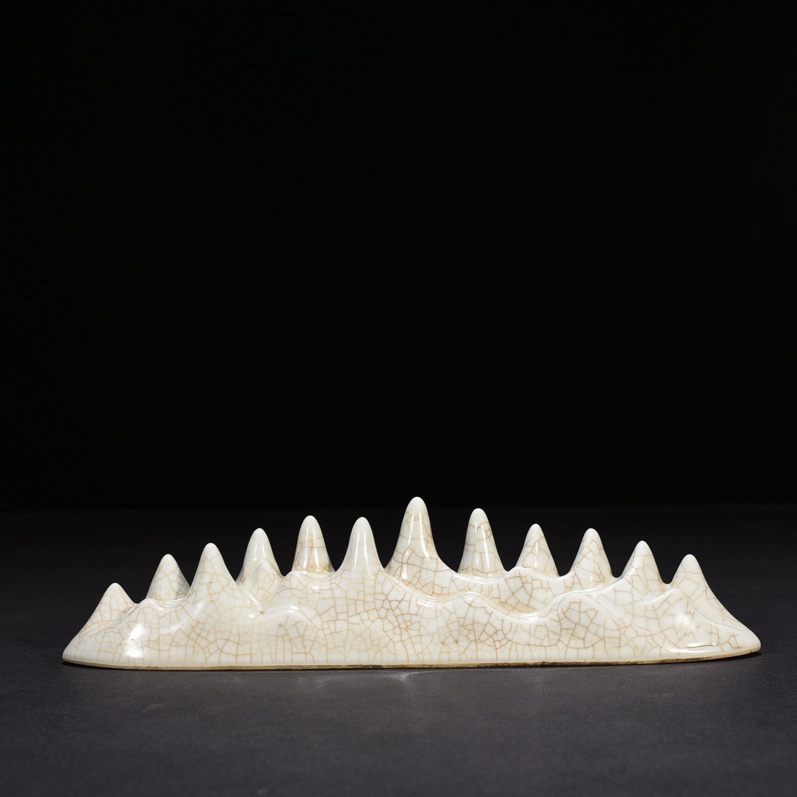 Qing Dynasty Qianlong Ge Kiln mountain-shaped pen stand