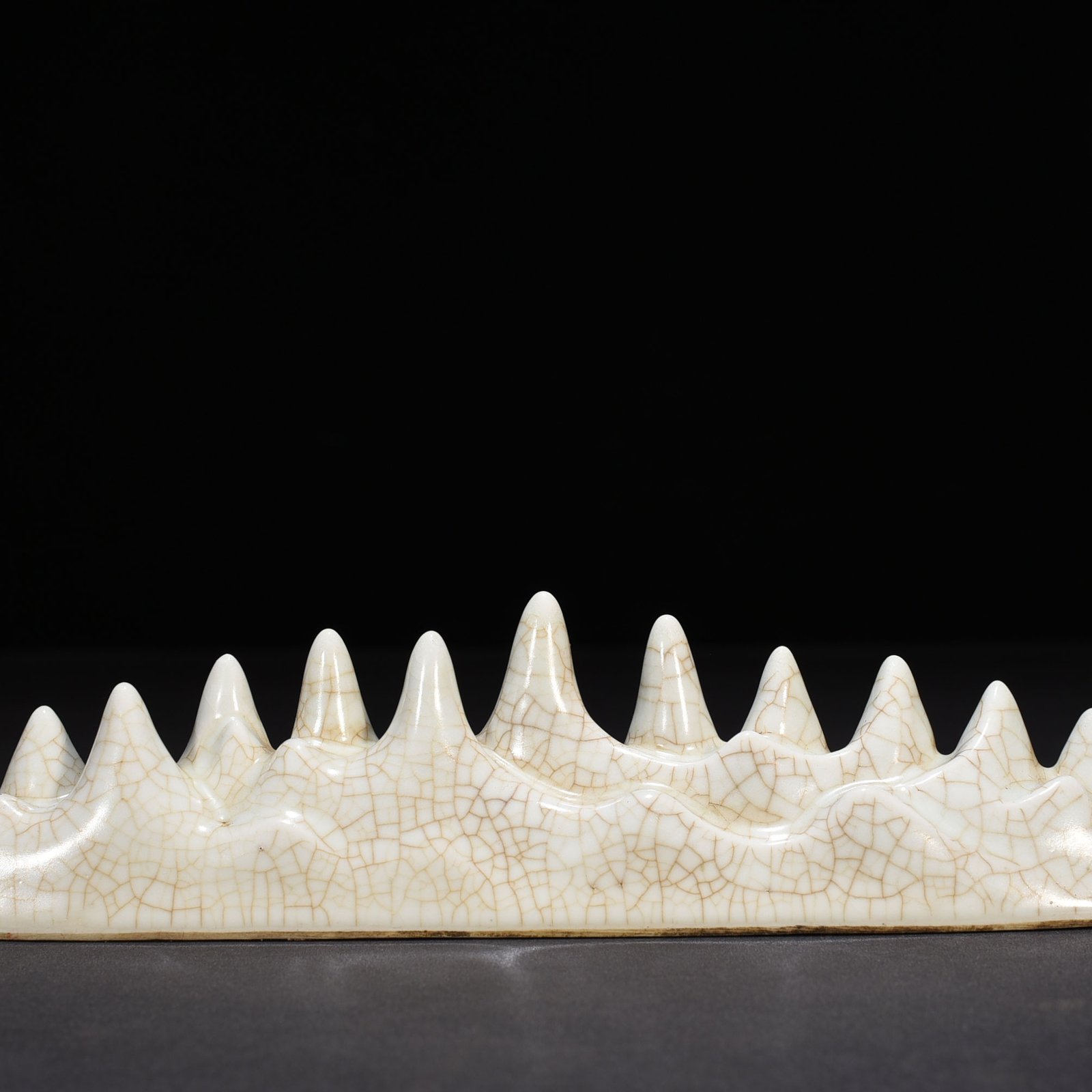 Qing Dynasty Qianlong Ge Kiln mountain-shaped pen stand