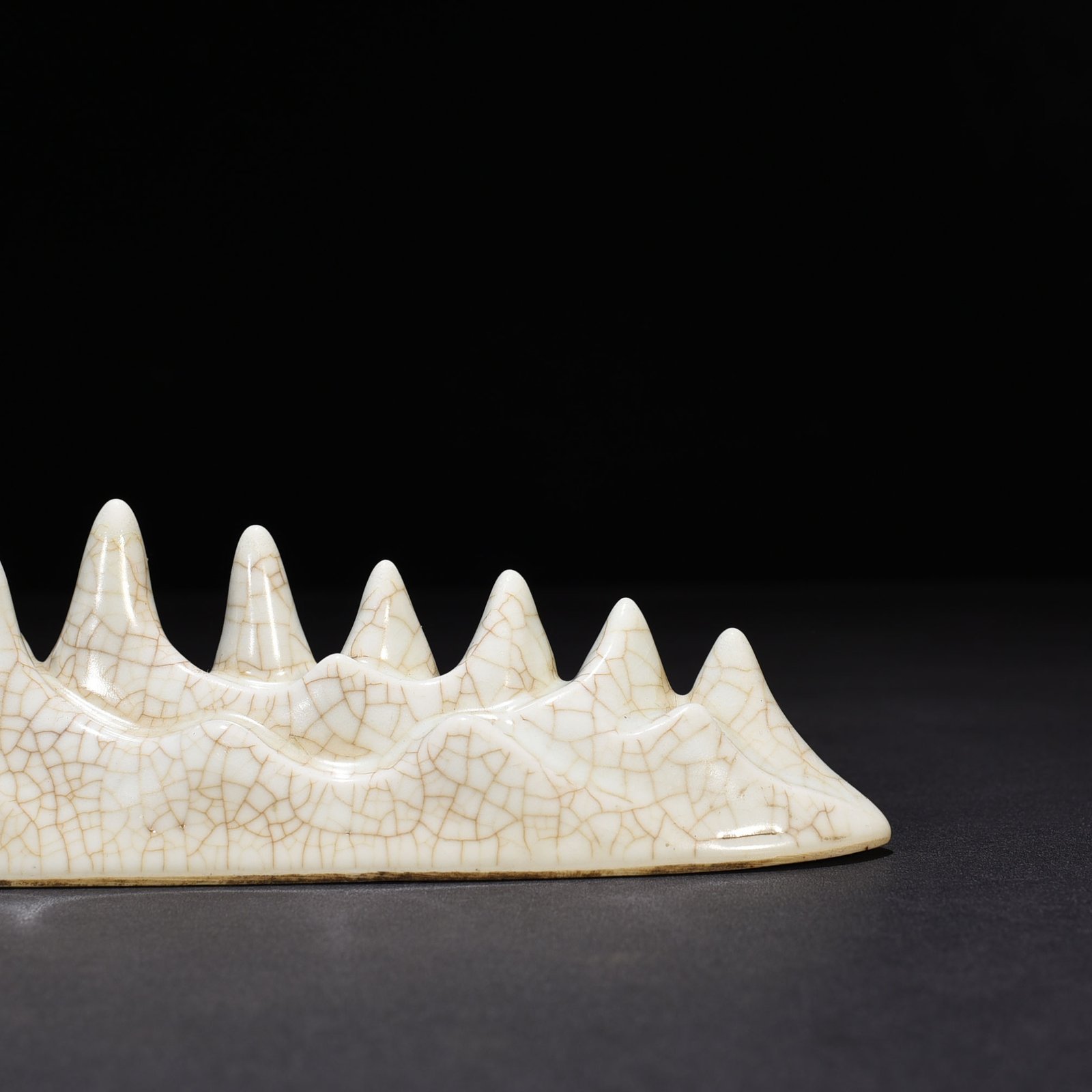 Qing Dynasty Qianlong Ge Kiln mountain-shaped pen stand