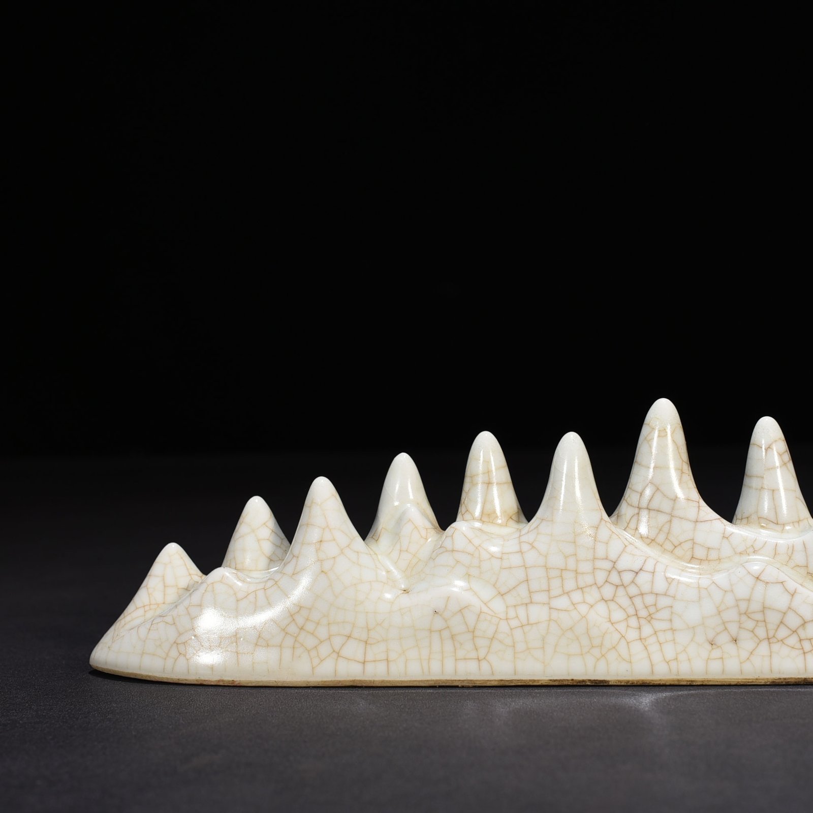 Qing Dynasty Qianlong Ge Kiln mountain-shaped pen stand