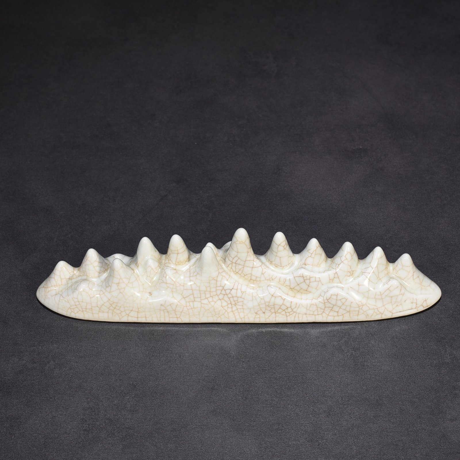 Qing Dynasty Qianlong Ge Kiln mountain-shaped pen stand