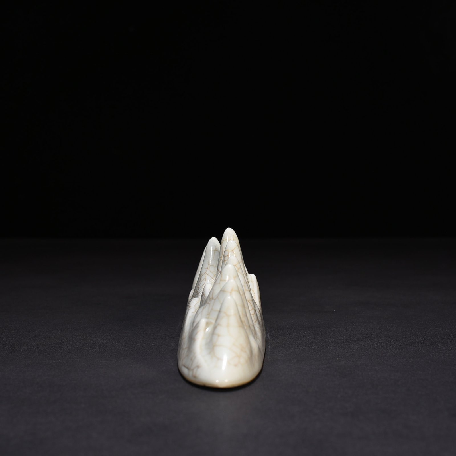 Qing Dynasty Qianlong Ge Kiln mountain-shaped pen stand