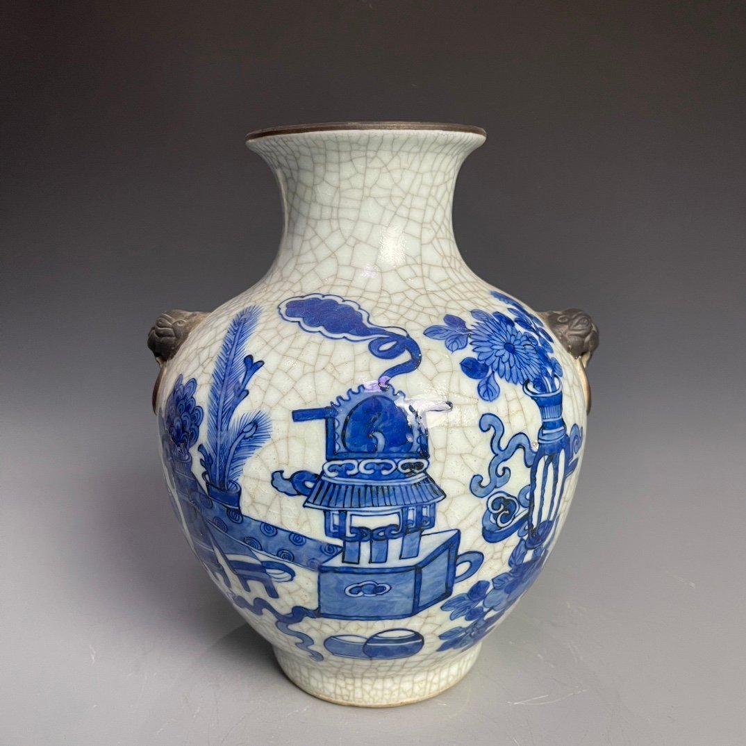 Qing Dynasty Qianlong Ge Kiln blue and white ancient flower pattern ear-shaped vase