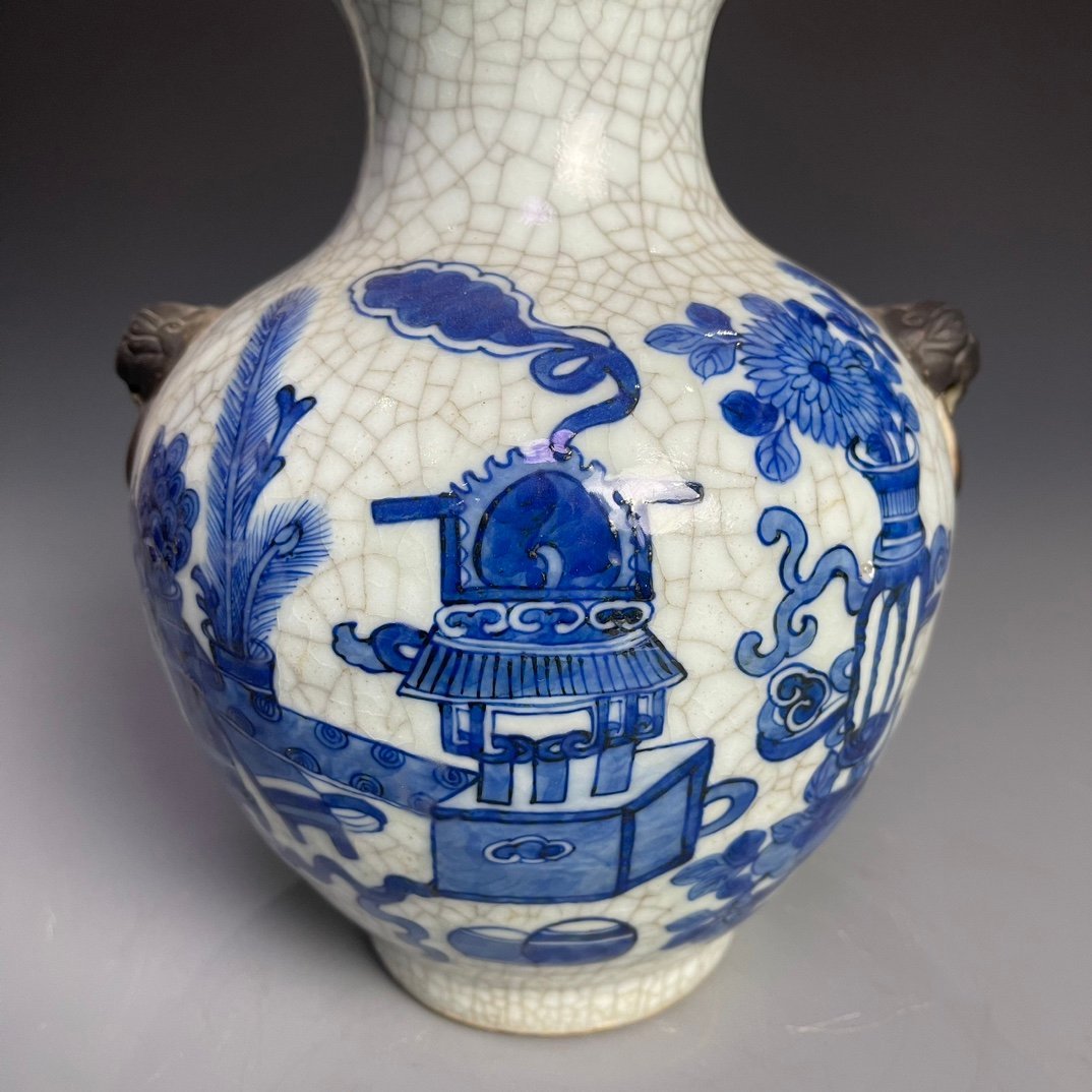Qing Dynasty Qianlong Ge Kiln blue and white ancient flower pattern ear-shaped vase
