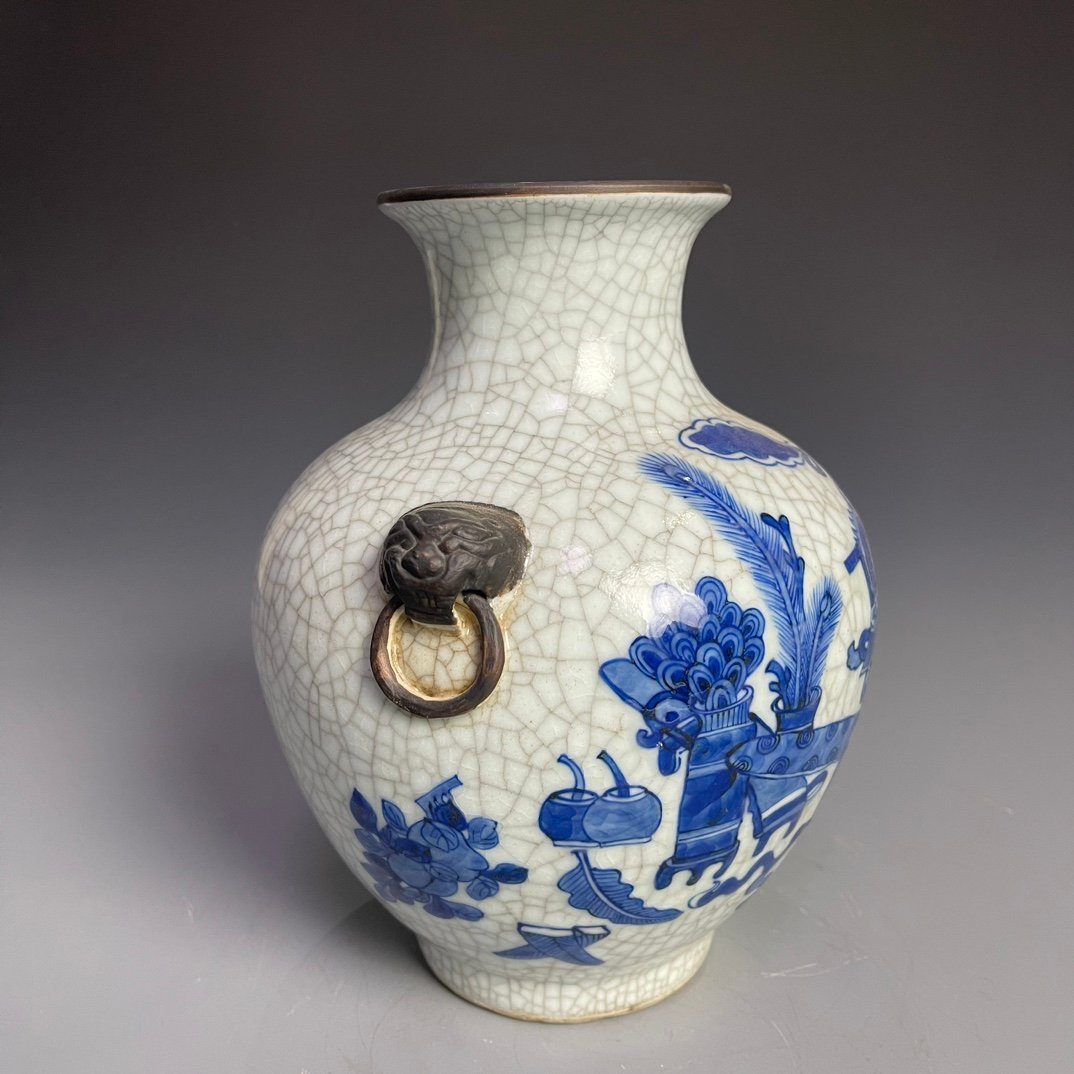 Qing Dynasty Qianlong Ge Kiln blue and white ancient flower pattern ear-shaped vase