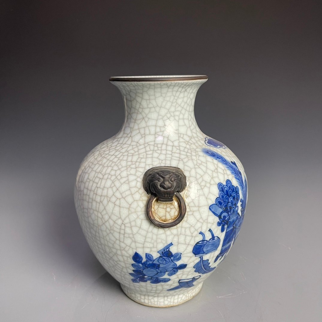 Qing Dynasty Qianlong Ge Kiln blue and white ancient flower pattern ear-shaped vase