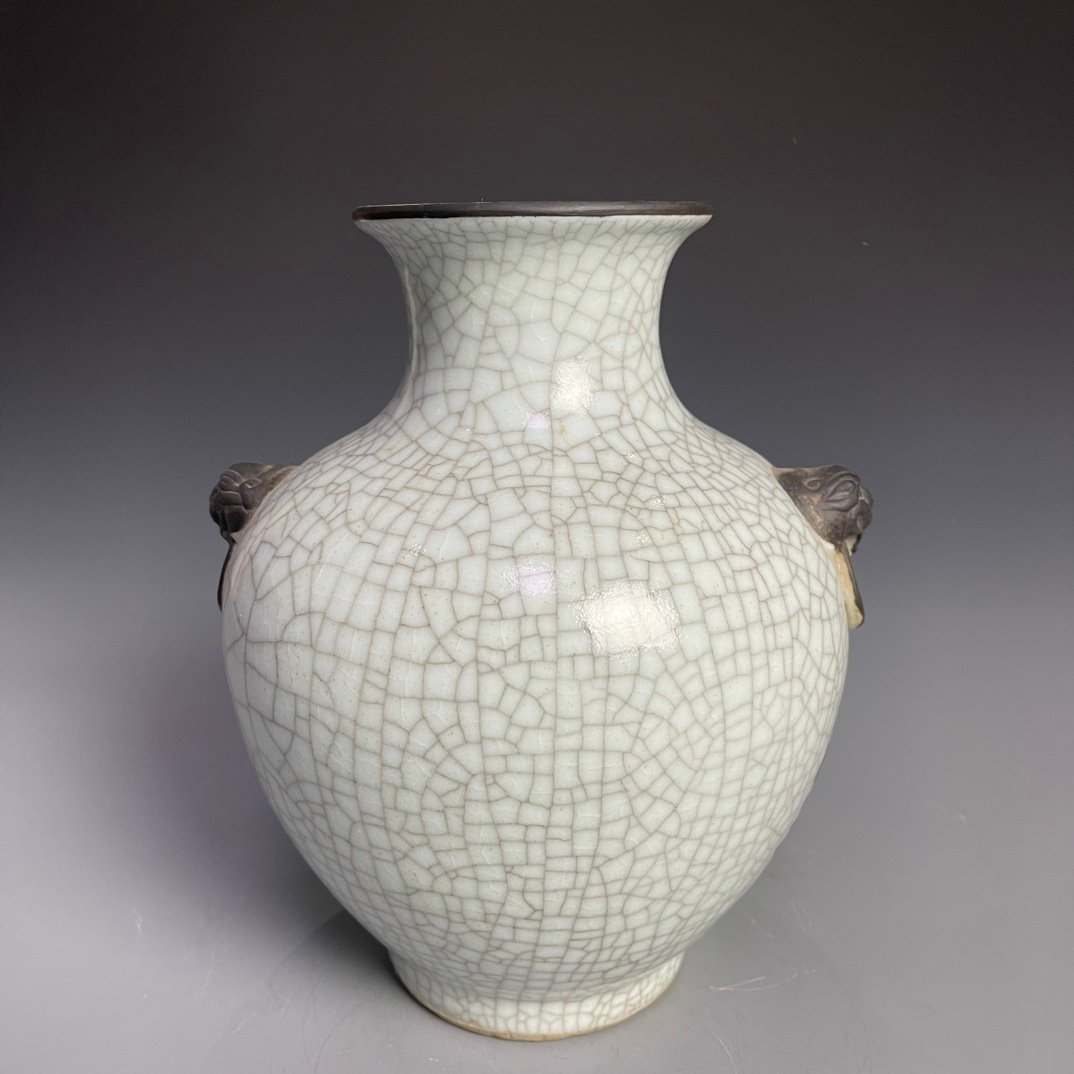 Qing Dynasty Qianlong Ge Kiln blue and white ancient flower pattern ear-shaped vase