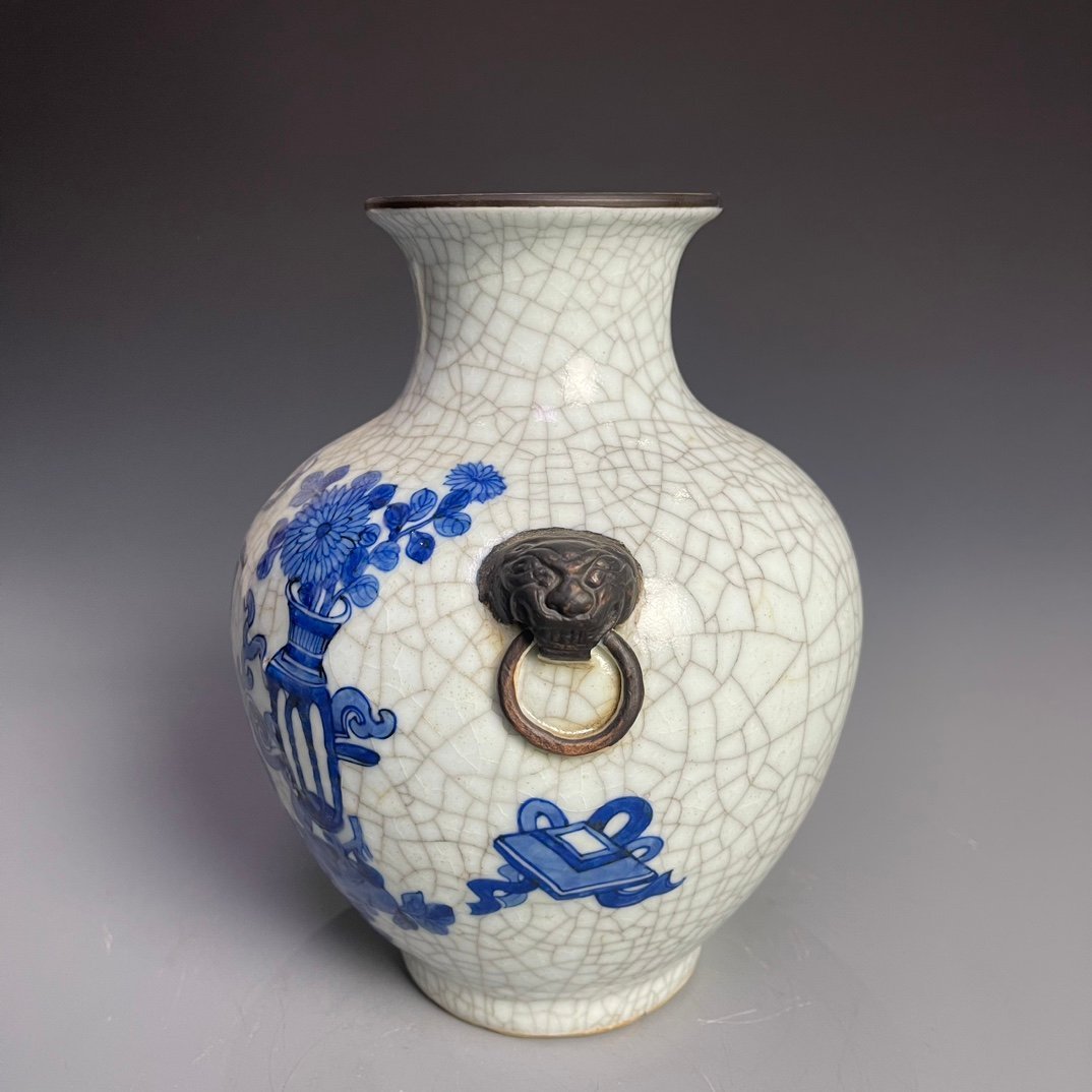 Qing Dynasty Qianlong Ge Kiln blue and white ancient flower pattern ear-shaped vase