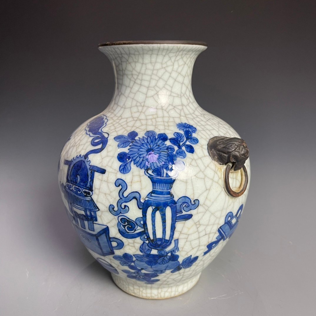 Qing Dynasty Qianlong Ge Kiln blue and white ancient flower pattern ear-shaped vase