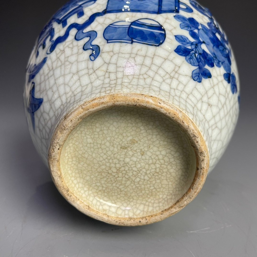 Qing Dynasty Qianlong Ge Kiln blue and white ancient flower pattern ear-shaped vase