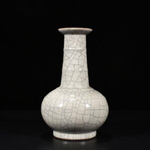 Qing Dynasty Qianlong Ge glazed dish bottle with dazzling pattern