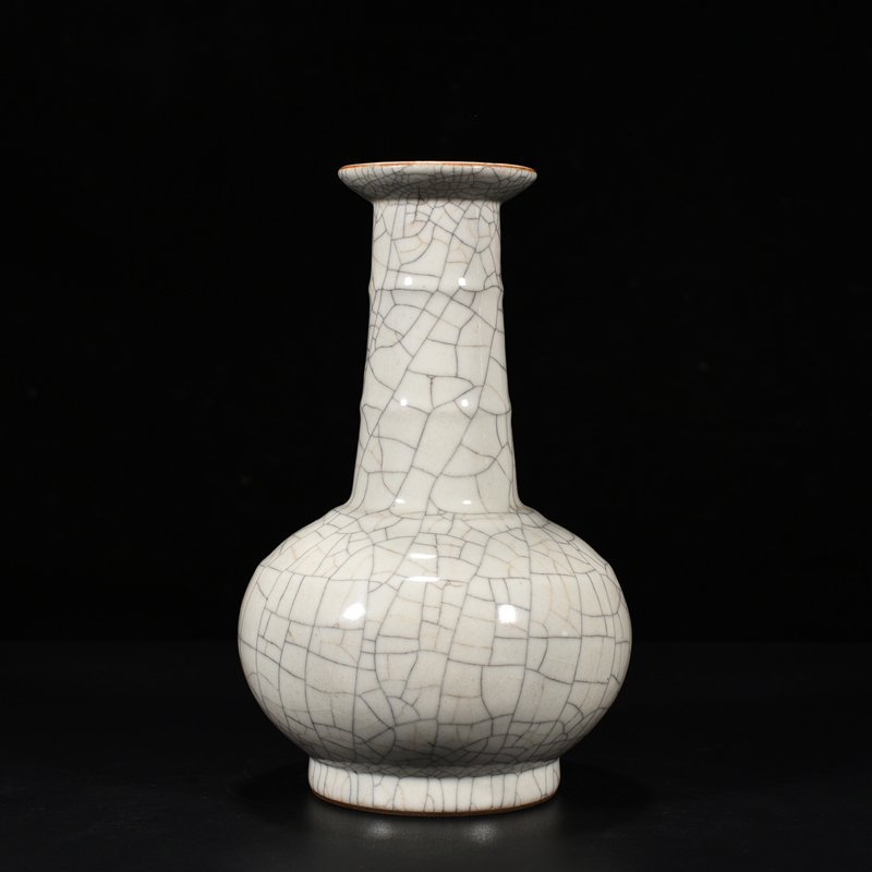 Qing Dynasty Qianlong Ge glazed dish bottle with dazzling pattern