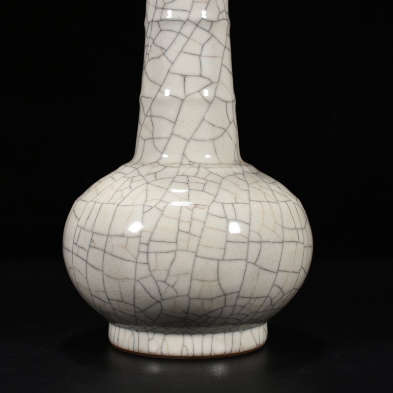 Qing Dynasty Qianlong Ge glazed dish bottle with dazzling pattern