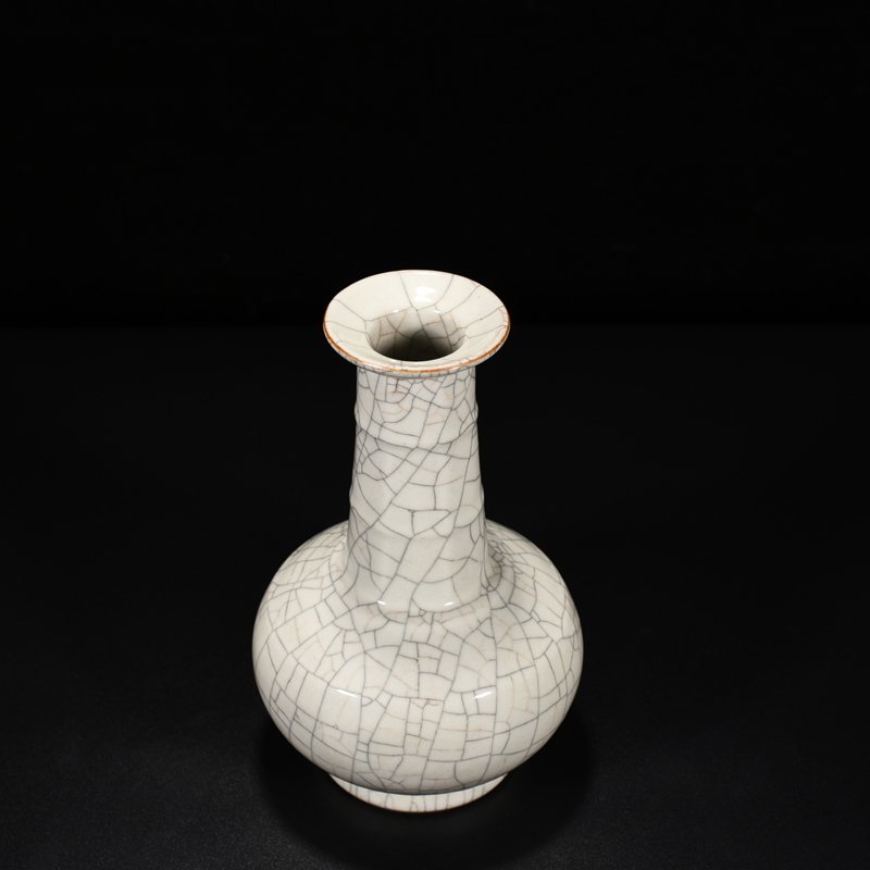 Qing Dynasty Qianlong Ge glazed dish bottle with dazzling pattern