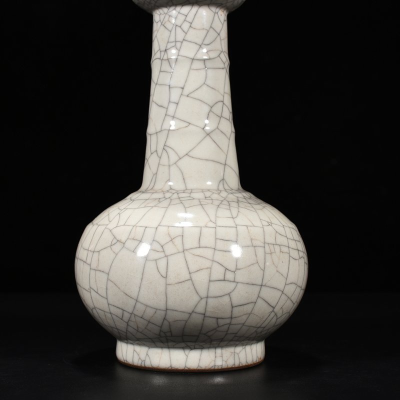 Qing Dynasty Qianlong Ge glazed dish bottle with dazzling pattern