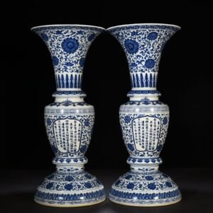 Qing Dynasty Qianlong blue and white flower pattern intertwining branches flower vase