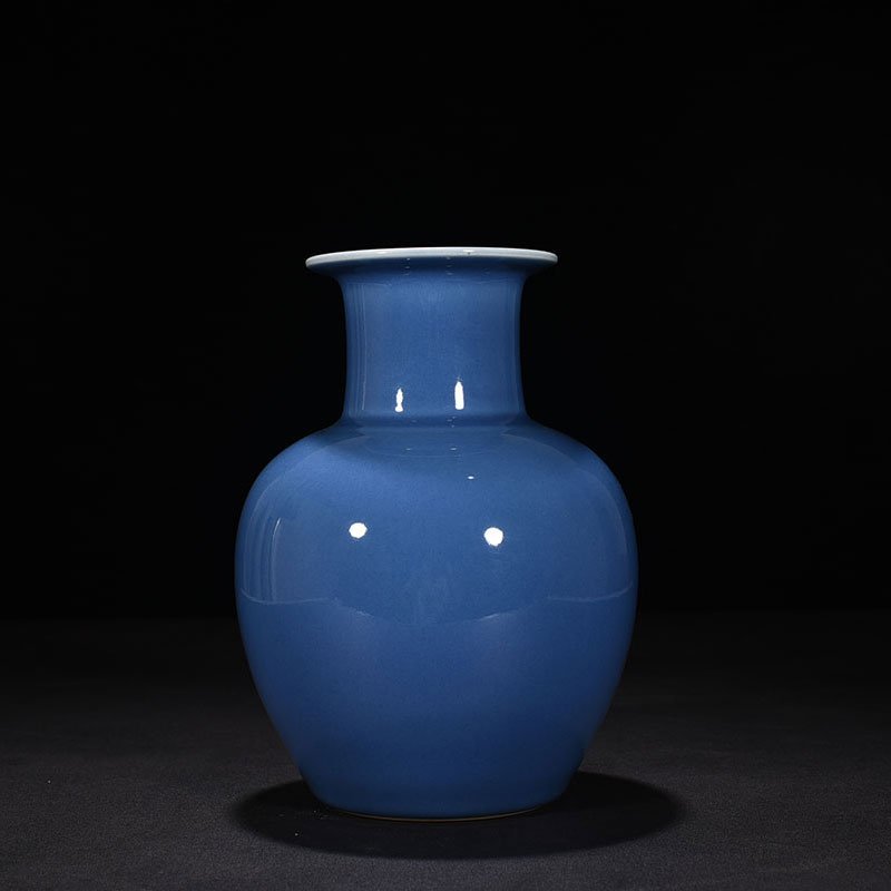 Qing Dynasty Qianlong sky blue glaze dish bottle