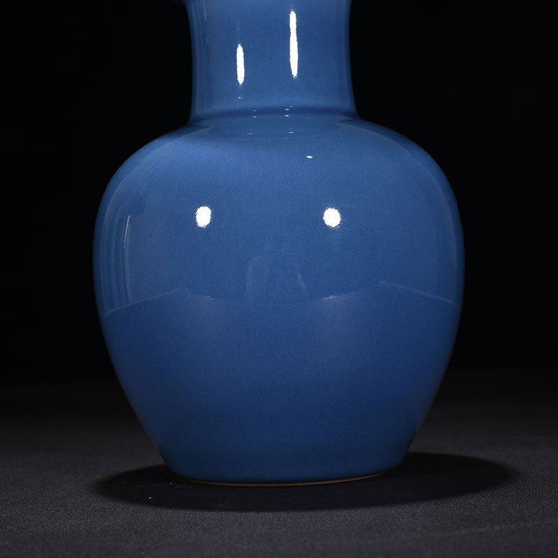 Qing Dynasty Qianlong sky blue glaze dish bottle
