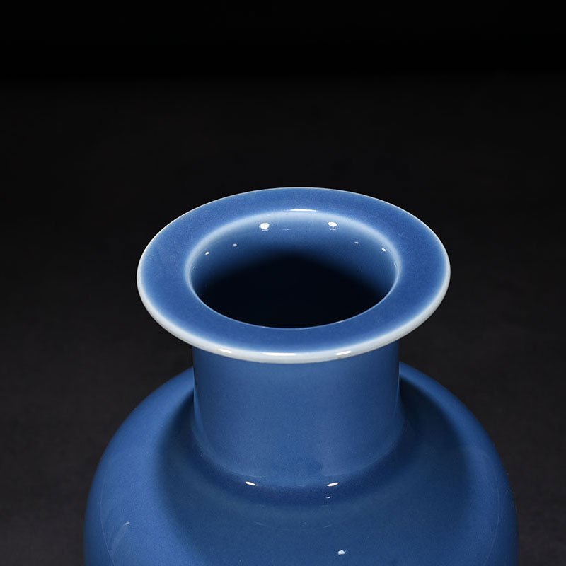 Qing Dynasty Qianlong sky blue glaze dish bottle