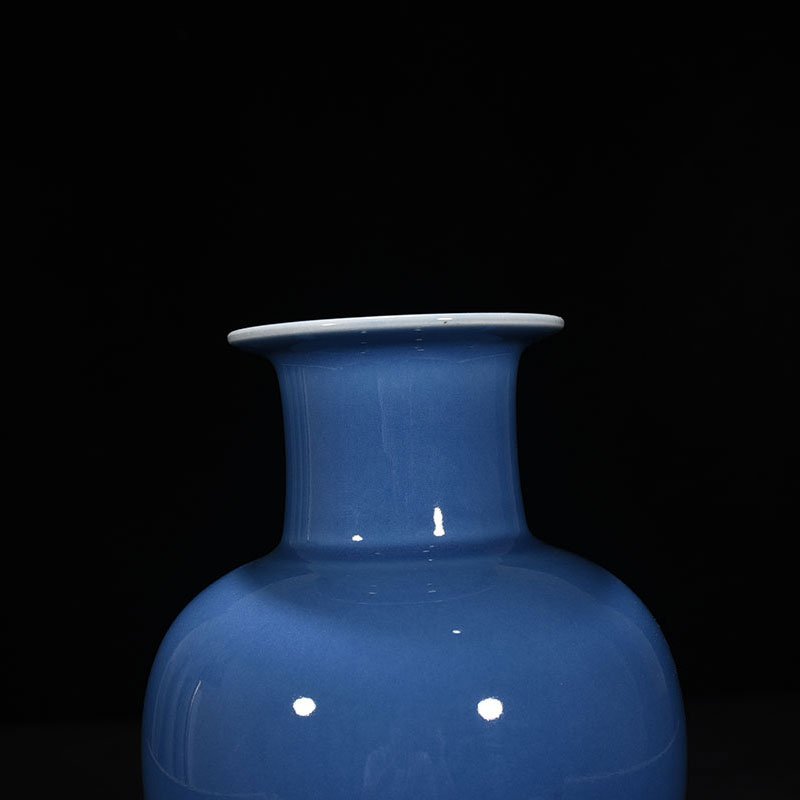 Qing Dynasty Qianlong sky blue glaze dish bottle