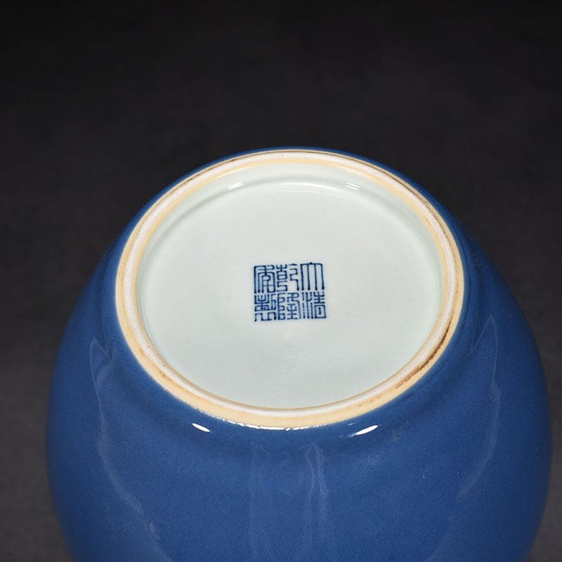 Qing Dynasty Qianlong sky blue glaze dish bottle