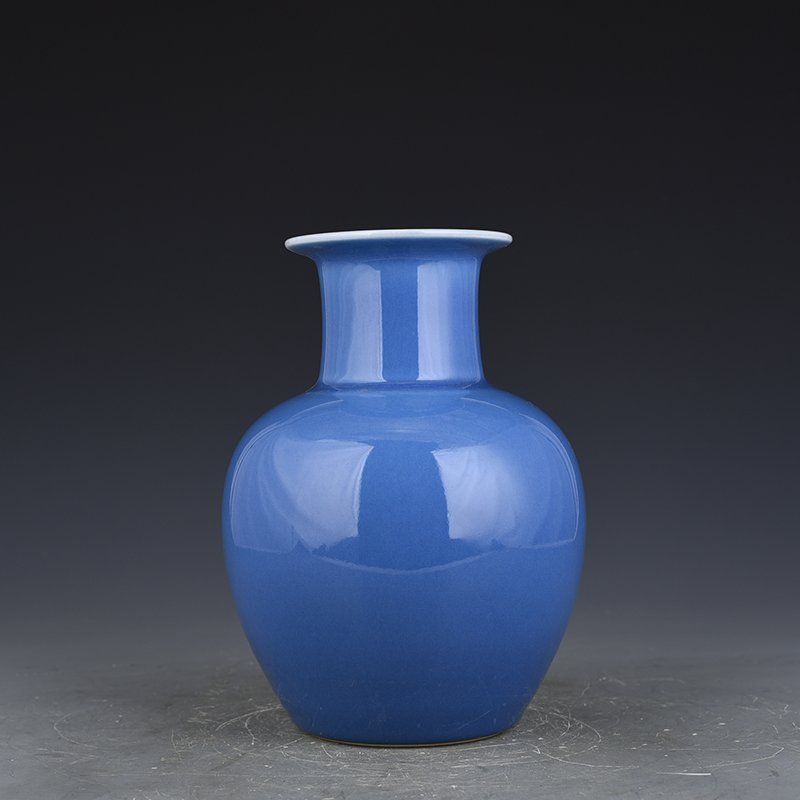 Qing Dynasty Qianlong sky blue glaze dish bottle