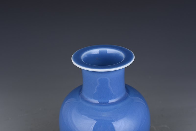 Qing Dynasty Qianlong sky blue glaze dish bottle
