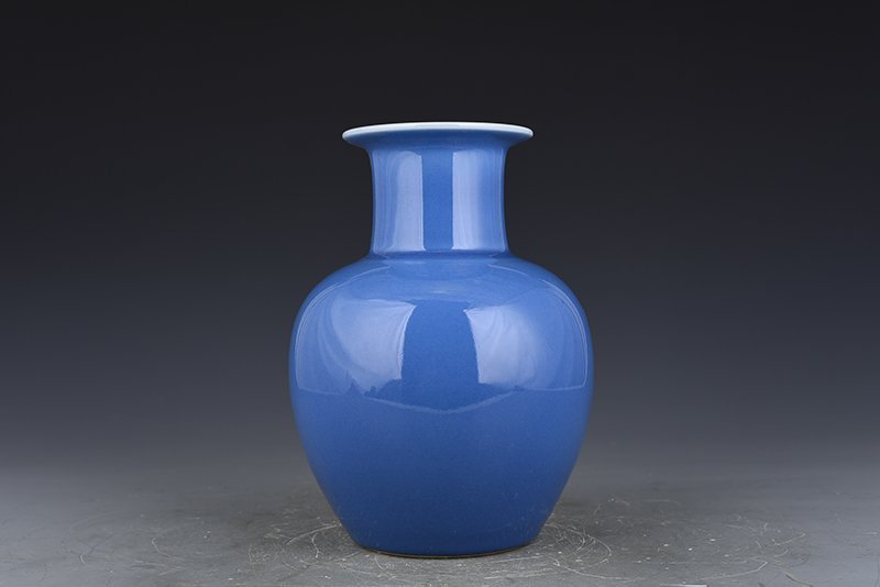 Qing Dynasty Qianlong sky blue glaze dish bottle