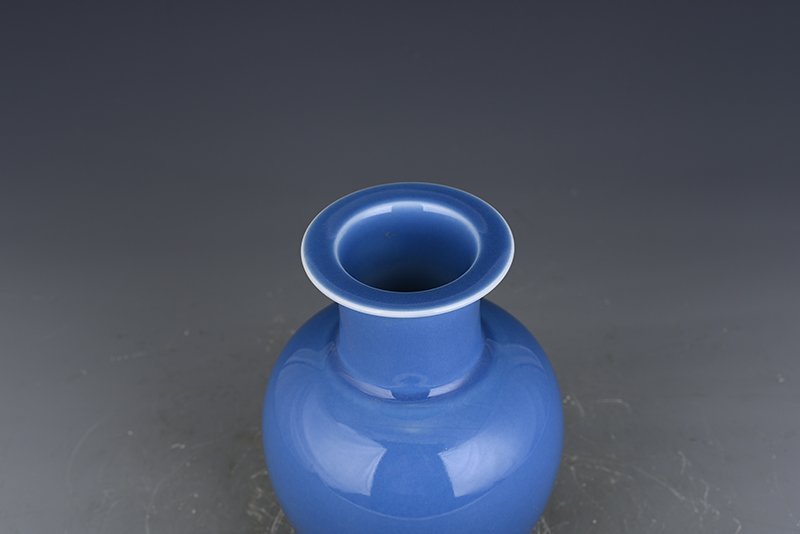 Qing Dynasty Qianlong sky blue glaze dish bottle