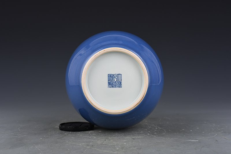 Qing Dynasty Qianlong sky blue glaze dish bottle