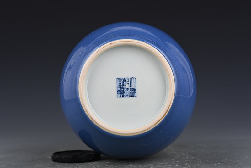 Qing Dynasty Qianlong sky blue glaze dish bottle