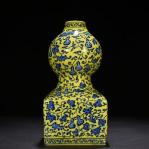 Qing Dynasty  Qianlong delicate yellow ground blue and white descendants  gourd vase