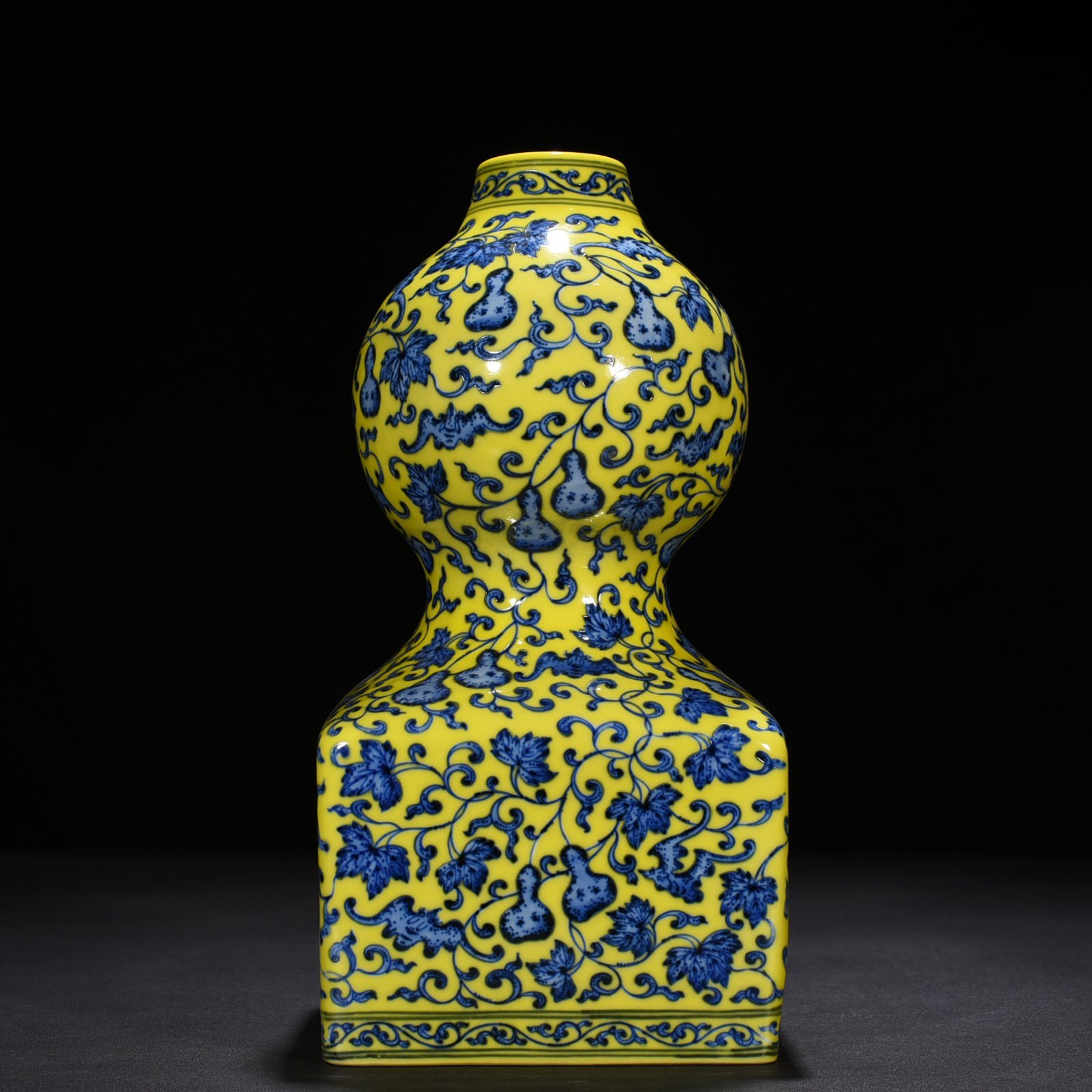 Qing Dynasty  Qianlong delicate yellow ground blue and white descendants  gourd vase