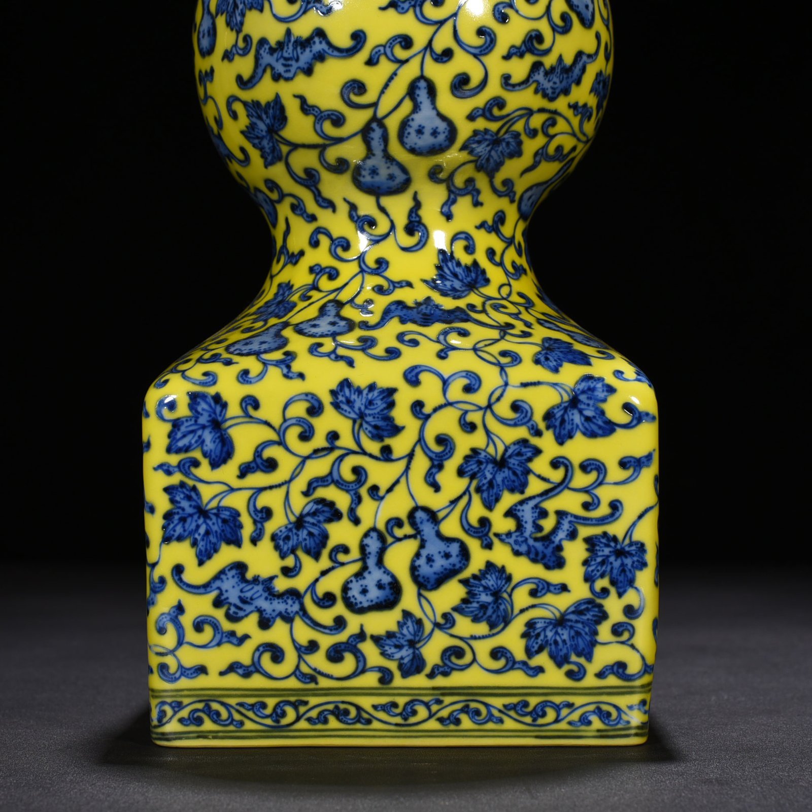 Qing Dynasty  Qianlong delicate yellow ground blue and white descendants  gourd vase