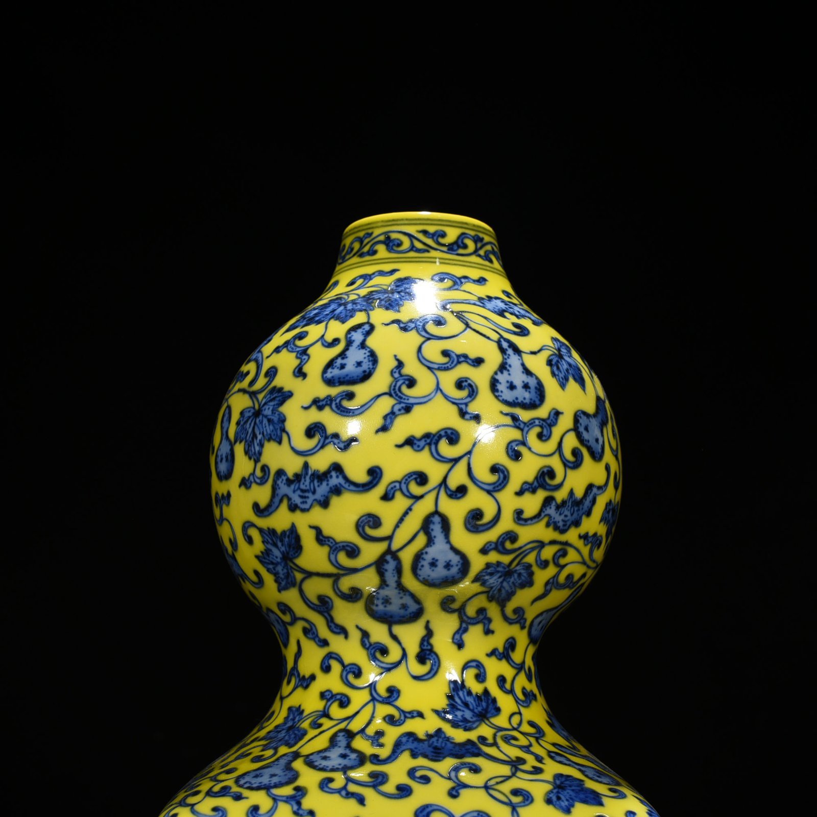Qing Dynasty  Qianlong delicate yellow ground blue and white descendants  gourd vase