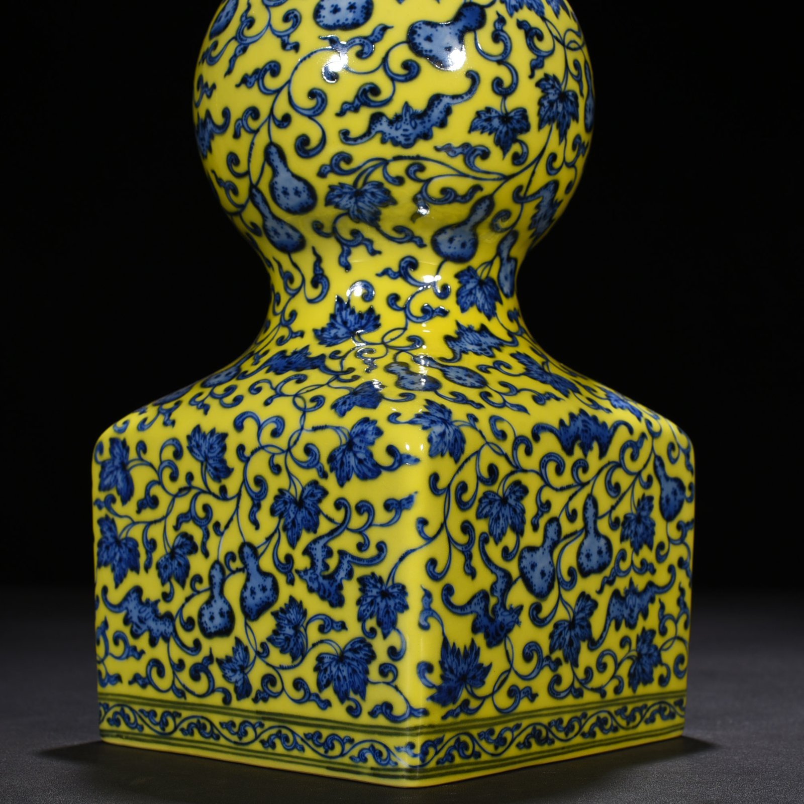 Qing Dynasty  Qianlong delicate yellow ground blue and white descendants  gourd vase