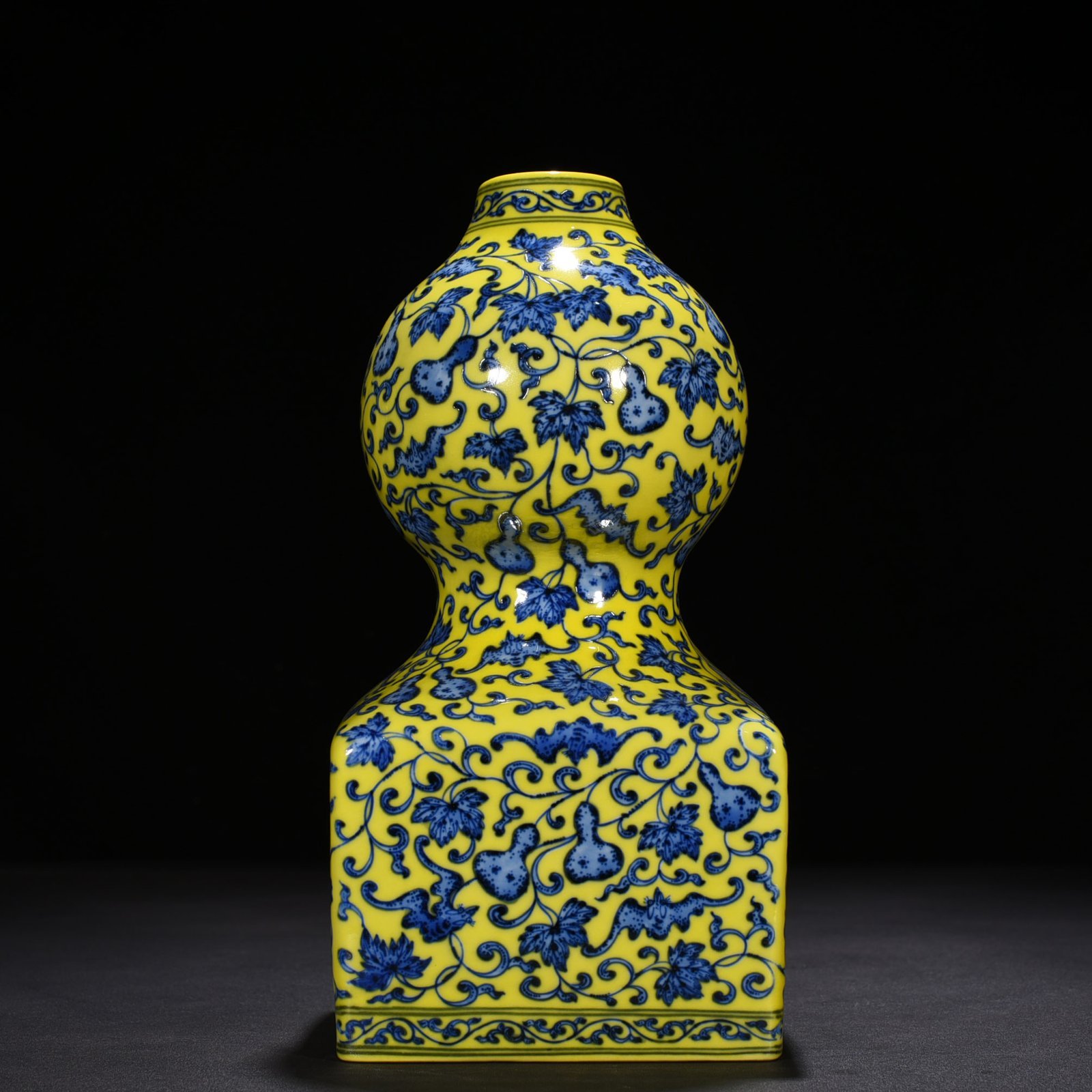 Qing Dynasty  Qianlong delicate yellow ground blue and white descendants  gourd vase