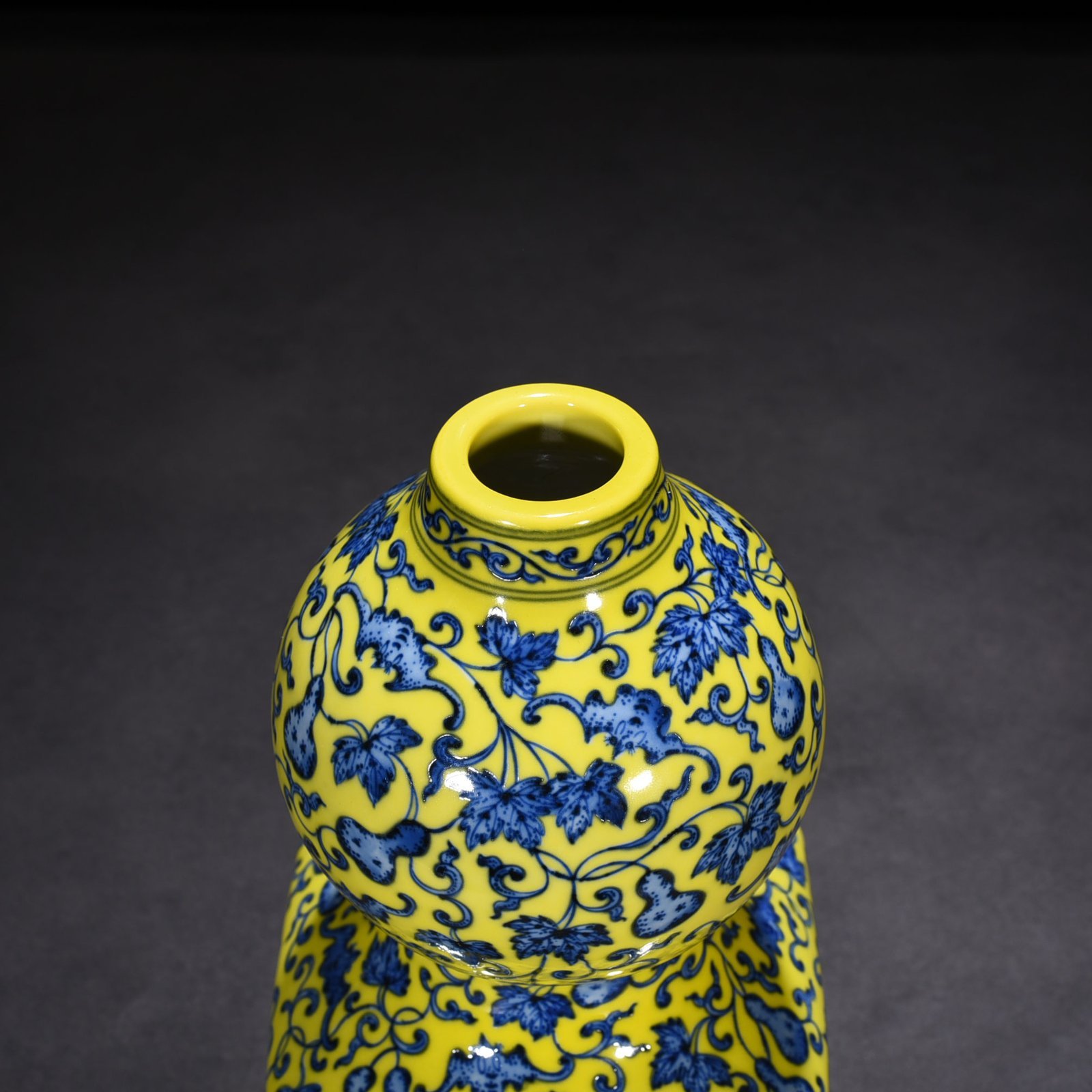 Qing Dynasty  Qianlong delicate yellow ground blue and white descendants  gourd vase