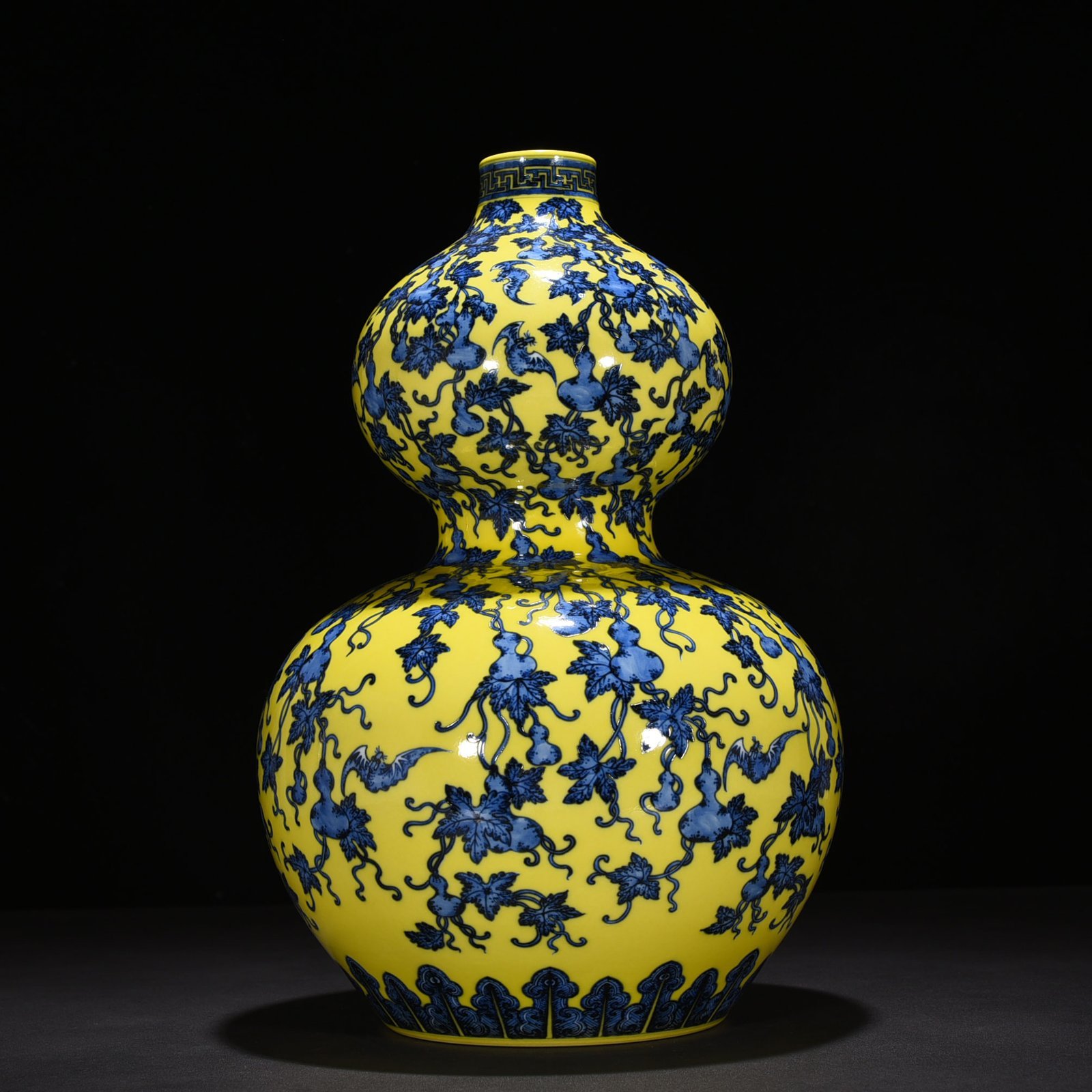 Qing Dynasty Qianlong delicate yellow glaze blue and white descendants Wandai gourd vase