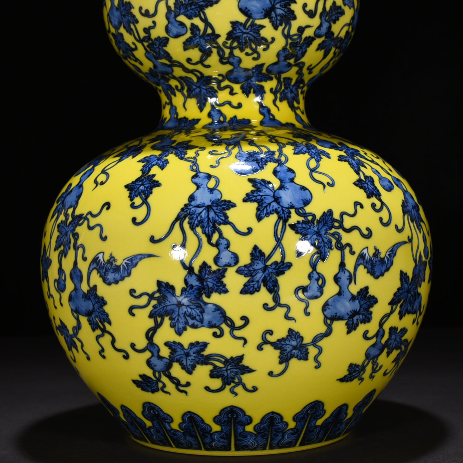 Qing Dynasty Qianlong delicate yellow glaze blue and white descendants Wandai gourd vase