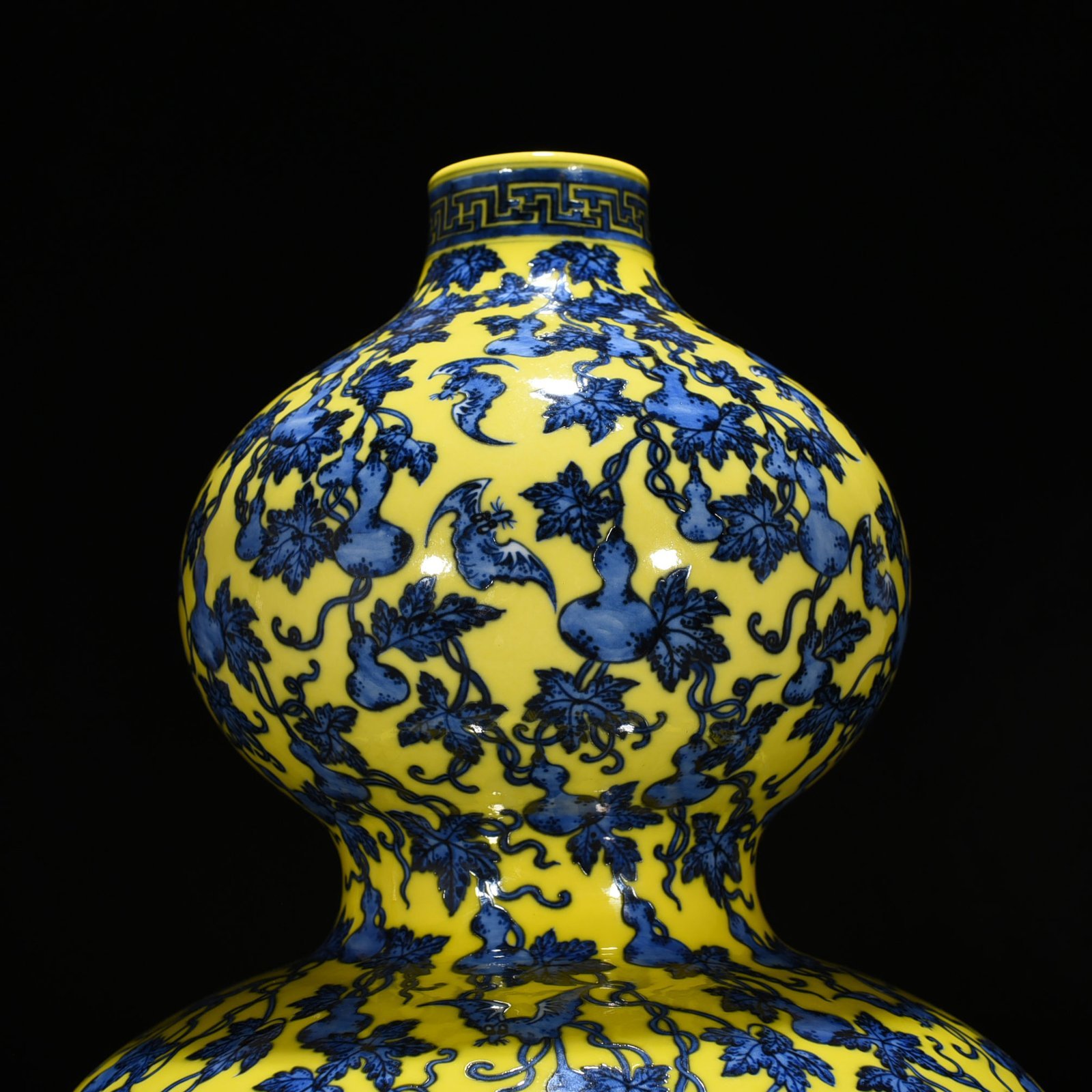 Qing Dynasty Qianlong delicate yellow glaze blue and white descendants Wandai gourd vase