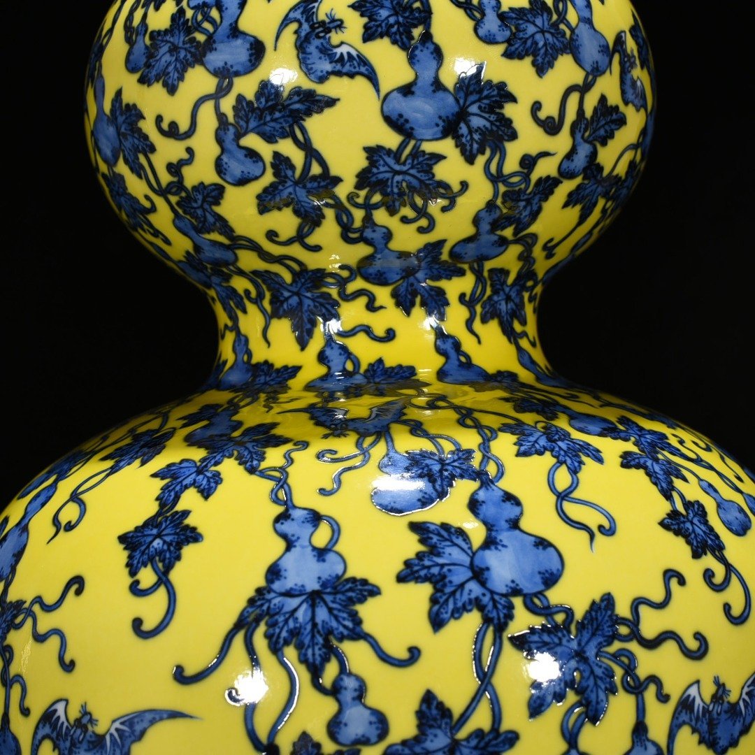 Qing Dynasty Qianlong delicate yellow glaze blue and white descendants Wandai gourd vase