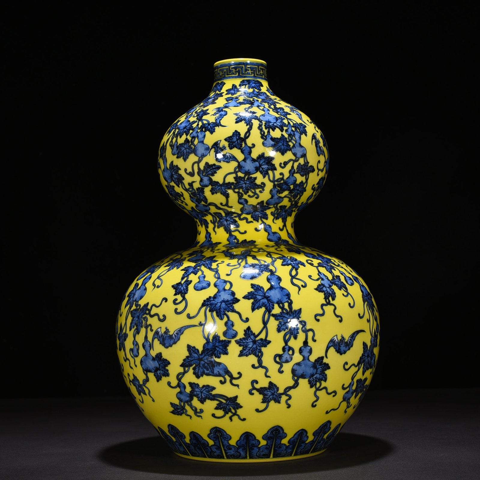Qing Dynasty Qianlong delicate yellow glaze blue and white descendants Wandai gourd vase