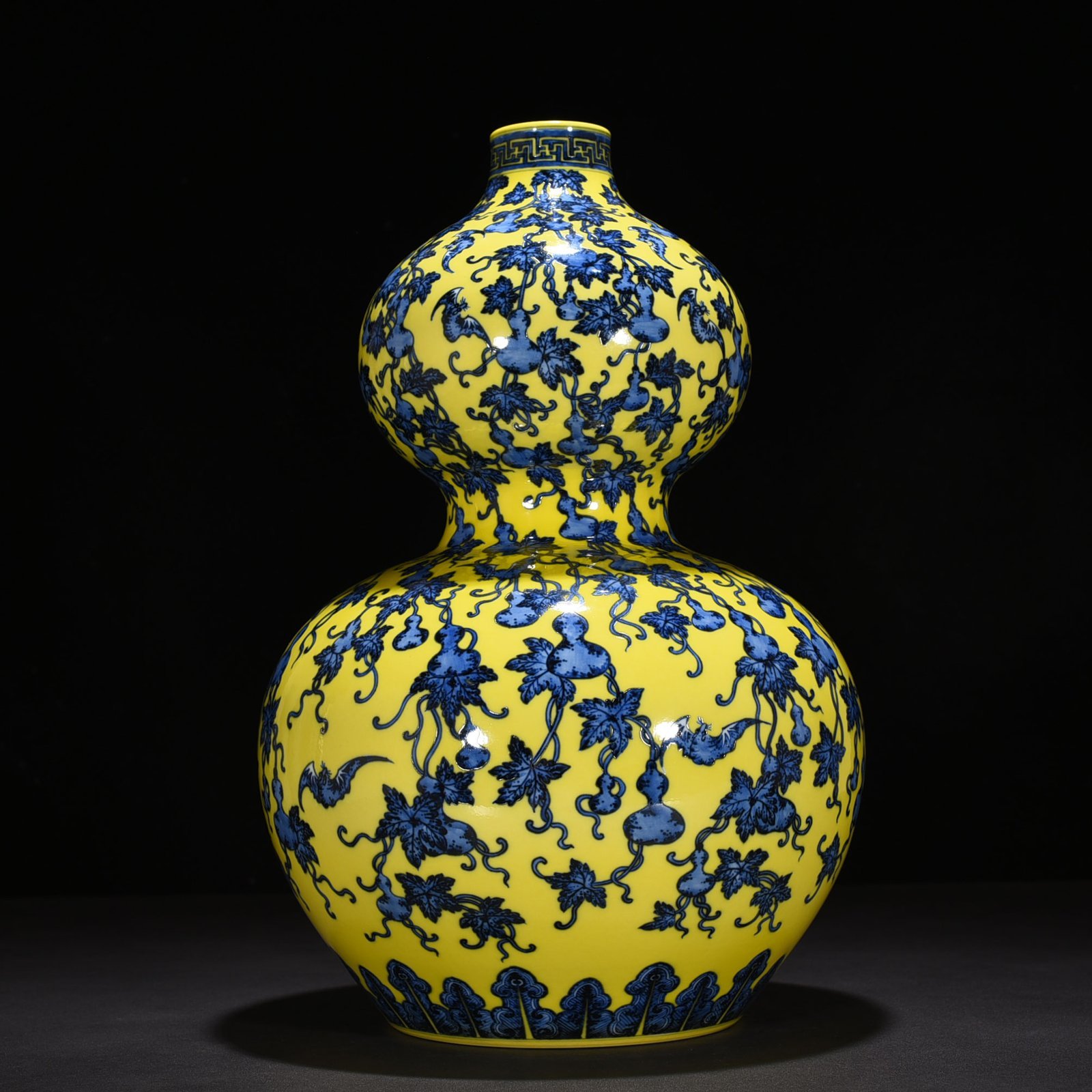 Qing Dynasty Qianlong delicate yellow glaze blue and white descendants Wandai gourd vase