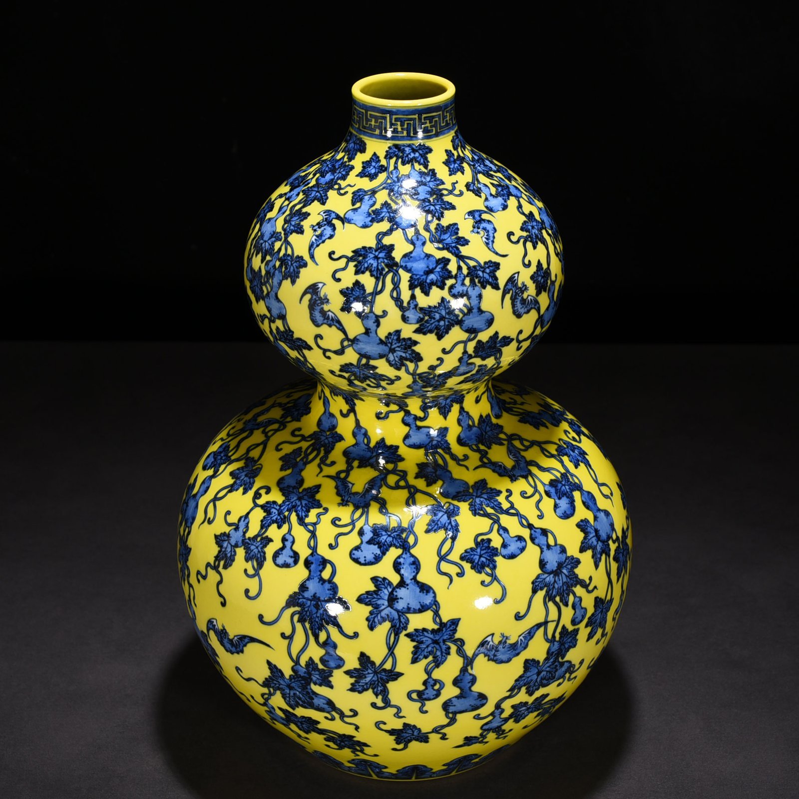 Qing Dynasty Qianlong delicate yellow glaze blue and white descendants Wandai gourd vase