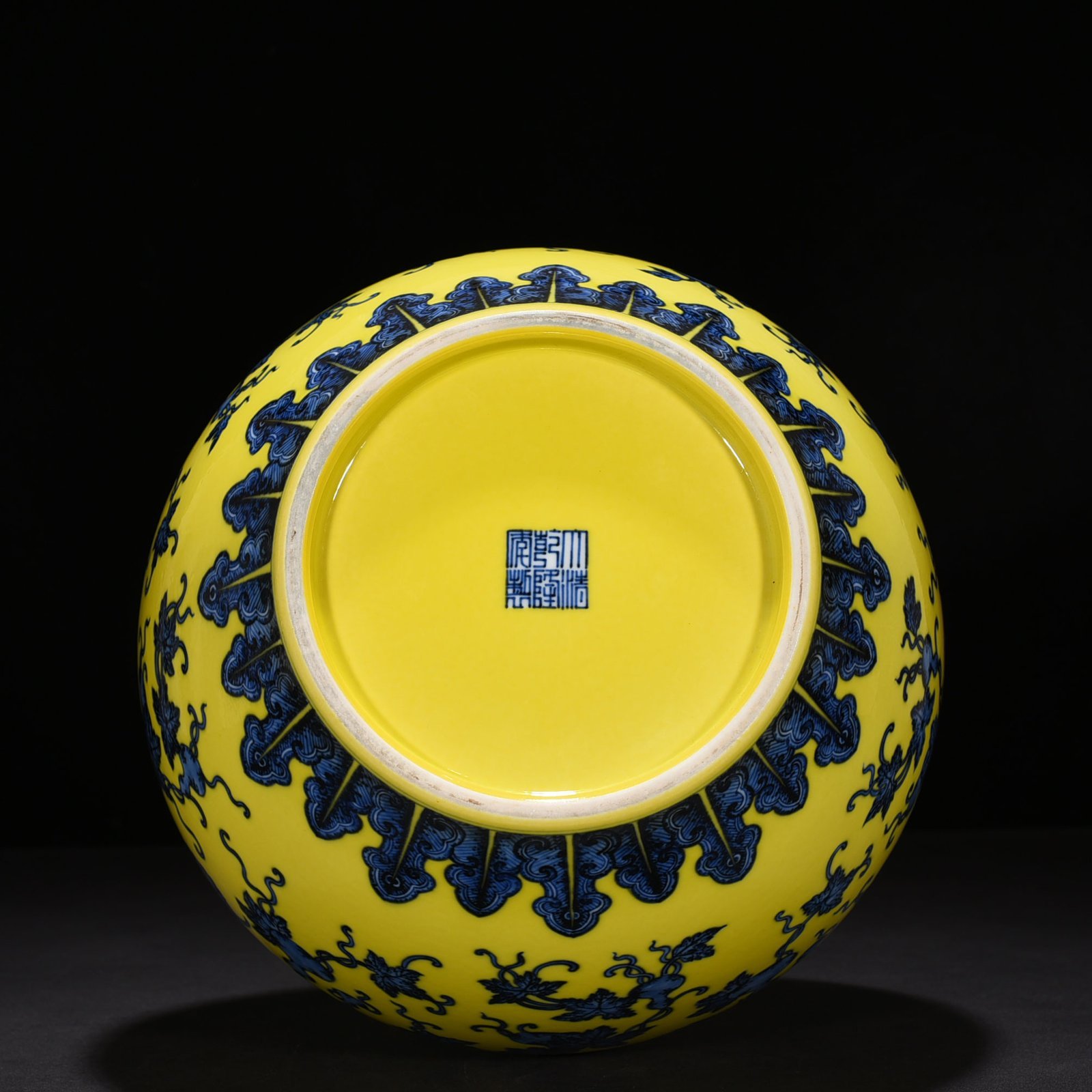 Qing Dynasty Qianlong delicate yellow glaze blue and white descendants Wandai gourd vase