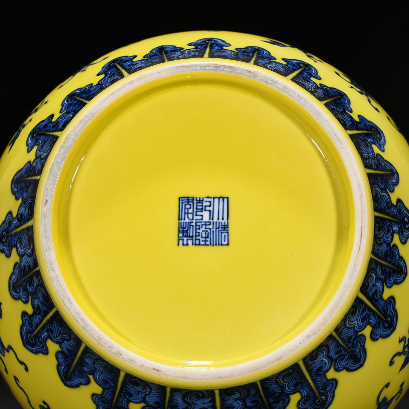 Qing Dynasty Qianlong delicate yellow glaze blue and white descendants Wandai gourd vase
