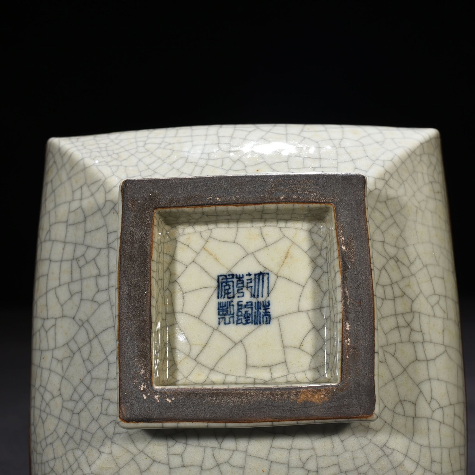 Qing Dynasty Qianlong official kiln double-eared square vase Fang Zun