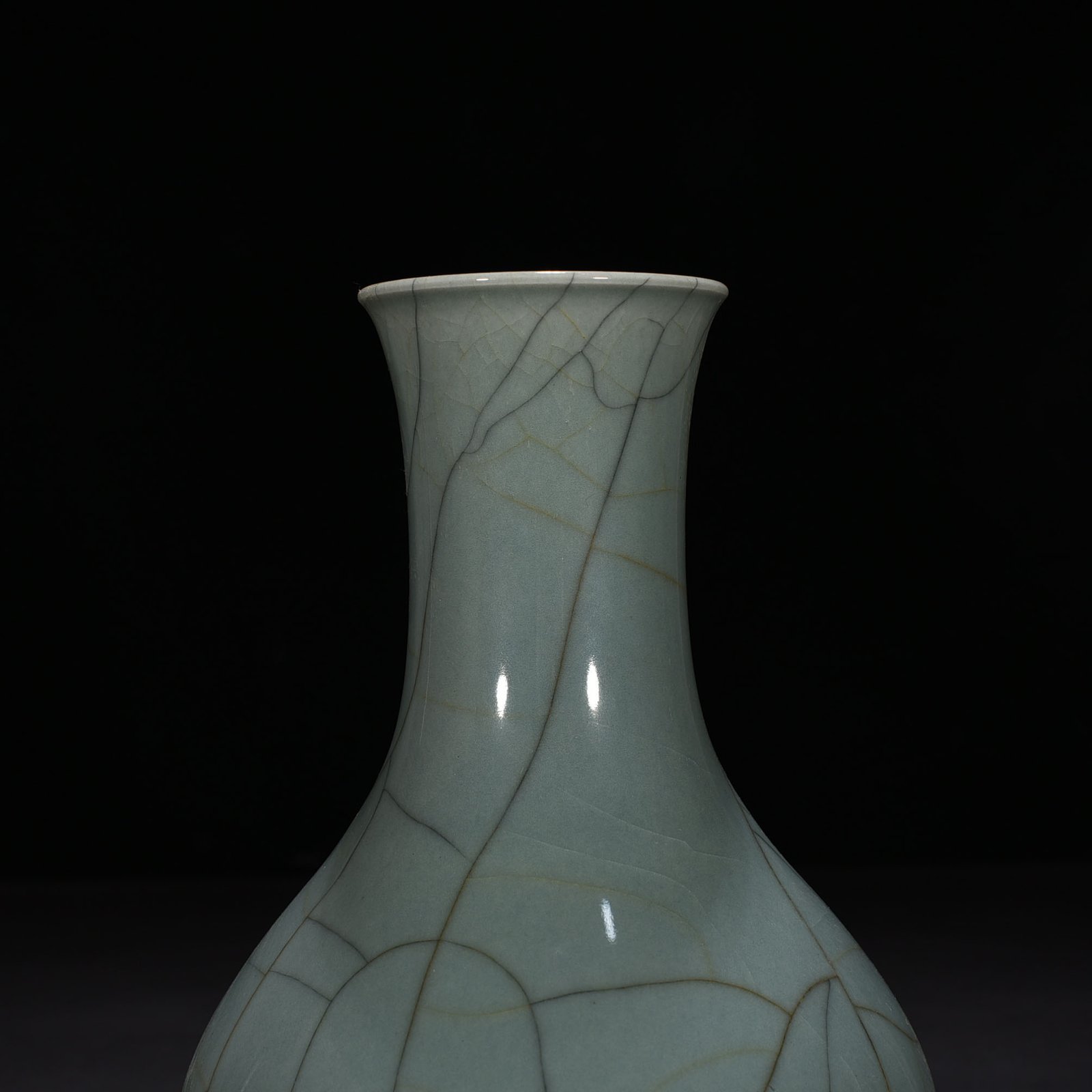Qing Dynasty Qianlong official kiln vase