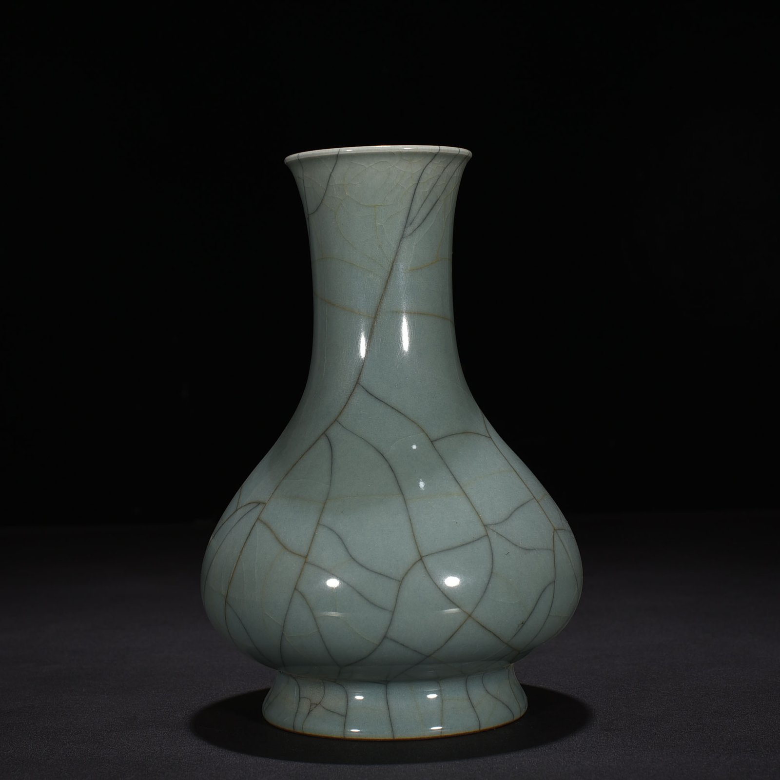 Qing Dynasty Qianlong official kiln vase